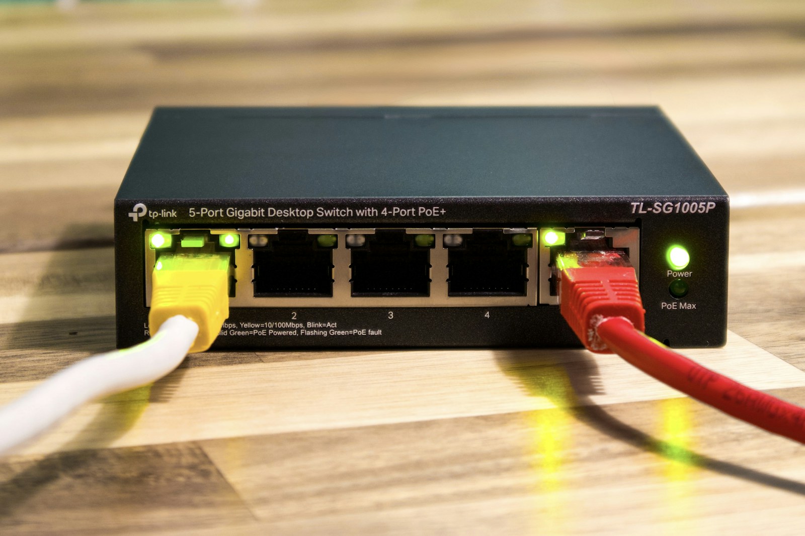 Switch di rete con cavi Ethernet collegati