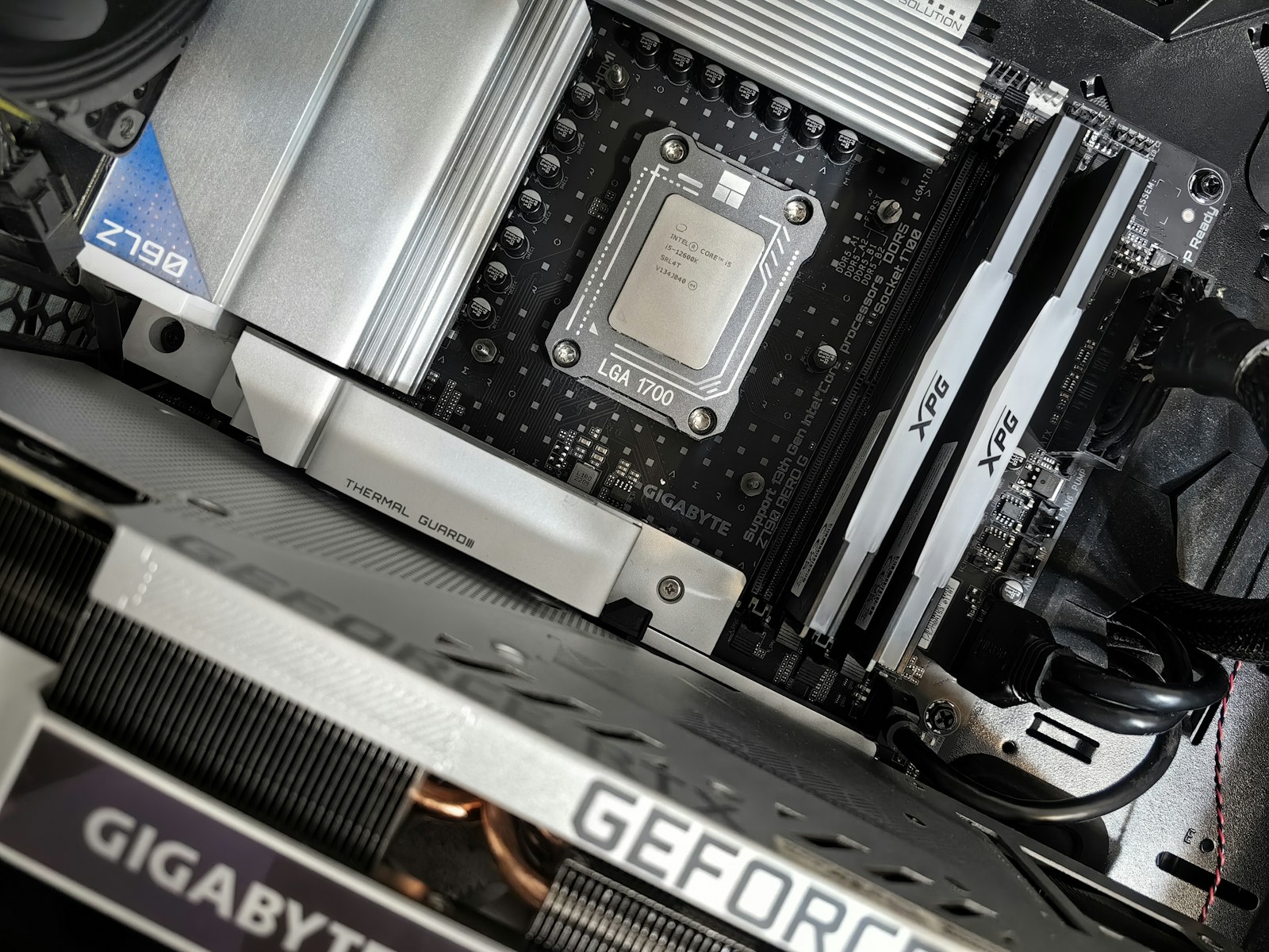Interno di un computer con scheda video, processore e memoria RAM