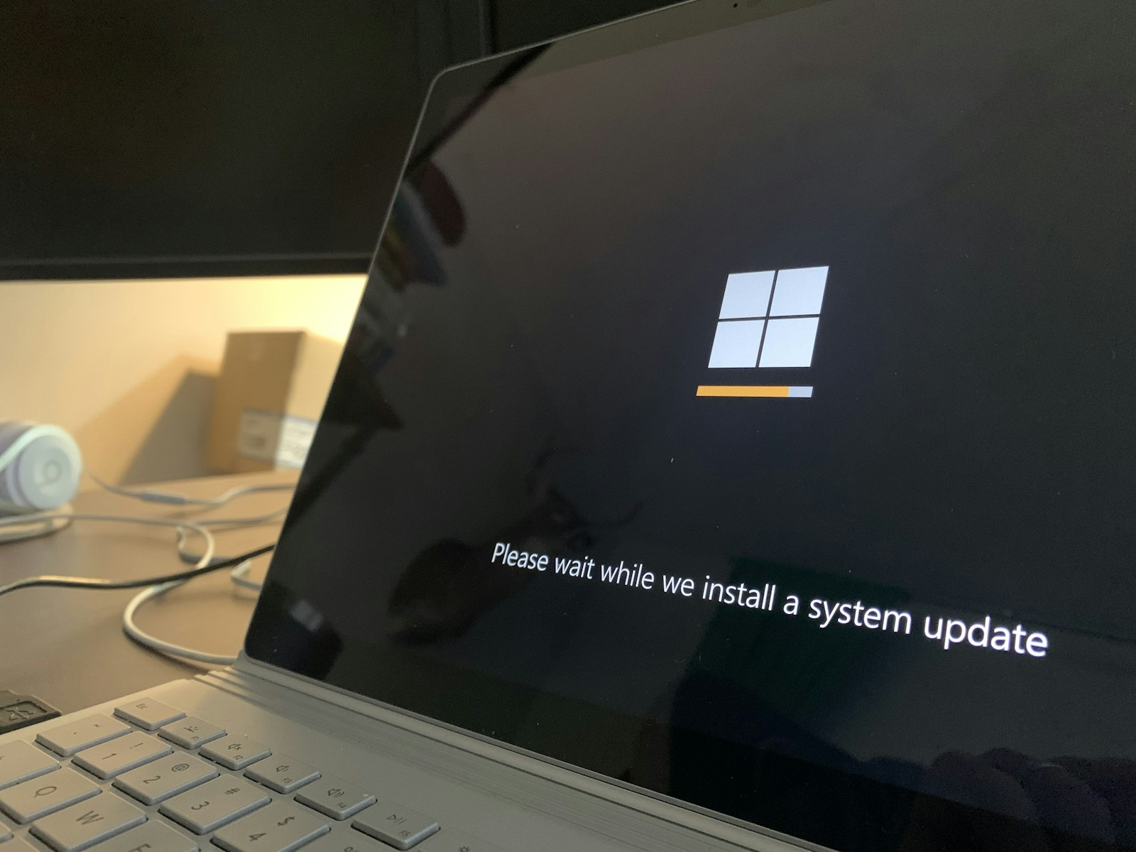 Computer portatile durante l'installazione di un aggiornamento di Windows