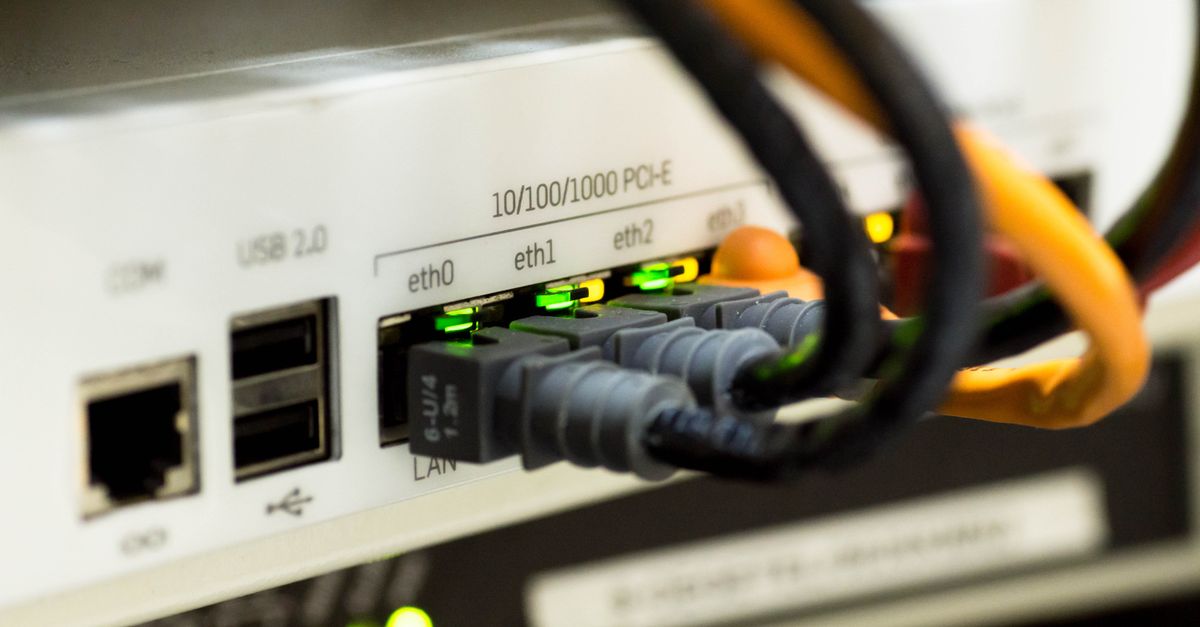 Cavi Ethernet collegati a un dispositivo di rete